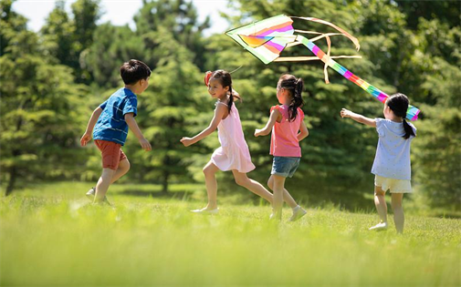 六一送關愛，拼湊出孩子的夢幻童年